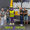 Afbeelding van eigenaar, Paul de Haan met mensen van Deventer sportploeg.