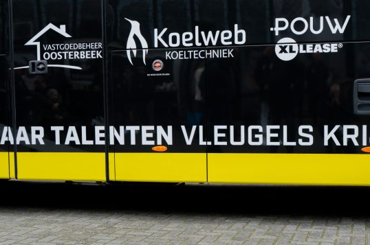Afbeelding van de jeugd spelersbus van Go Ahead Eagles met daarop naam en logo van Koelweb