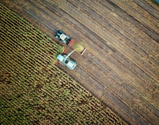 Afbeelding van machines op het land.