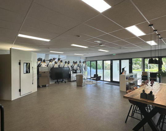 Showroom van Koelweb Koeltechniek met daarin diverse apparatuur
